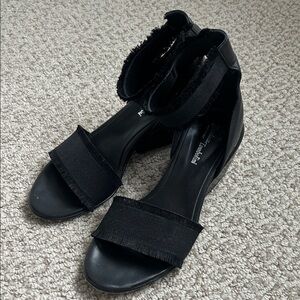 Vero Cuoio Black Frayed Strap Wedge Sandals